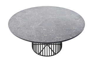 Der Solpuri Esstisch Grid Ø150cm verfügt über eine Tischplatte aus Pebble Nero-Stein mit einer grau gesprenkelten Oberfläche, die elegant von einem Aluminium-Drahtrahmen-Untergestell getragen wird.