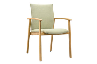 Ein Suns Esszimmerstuhl Florine in Soft Green mit einem Teakholz-Gestell und Armlehnen von Best, von vorne rechts betrachtet.
