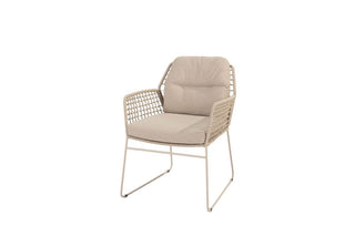 Der 4Seasons Dining-Sessel Albano latte ist ein moderner beiger Stuhl von 4Seasons mit gepolsterter Sitzfläche und Rückenlehne, stilvollem Netzgewebe im Seildesign und schlanken Metallbeinen, ideal für jeden Essbereich.