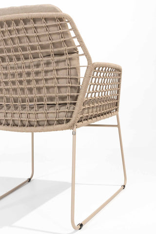 Der 4Seasons Dining-Sessel Albano latte vereint mit seinem geflochtenen Rattan-Design und der gepolsterten Rückenlehne Stil und Funktion. Sein Seilmuster, die dünnen Metallbeine und der weiße Hintergrund sorgen für einen robusten und dennoch schicken Look, während er dank seiner Wetterfestigkeit perfekt für den Outdoor-Genuss geeignet ist.
