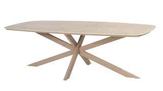 Der 4Seasons Tisch Prado Latte verfügt über ein modernes beiges Design mit einer rechteckigen Keramik-Tischplatte und markanten, sich kreuzenden Edelstahlbeinen in den Maßen 240 x 105 cm.