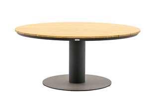 Der Tierra Outdoor Dining-Tisch Morena Ø150cm verfügt über eine Teakholz-Tischplatte im Lattendesign und wird von einem anthrazitfarbenen zylindrischen Säulenfuß getragen.