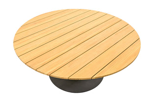 Der Tierra Outdoor Dining-Tisch Morena Ø150cm verfügt über eine runde Teakholz-Tischplatte mit Lamellen und einem dunklen zylindrischen pulverbeschichteten Aluminiumsockel.
