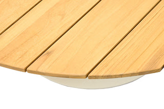 Der Tierra Outdoor Dining-Tisch Morena Ø150cm verfügt über eine runde Tischplatte aus Teakholzplanken und ein elegantes helles Aluminium-Gestell.