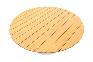 Der Tierra Outdoor-Esstisch Morena Ø150cm Teak/Alu Weiß verfügt über ein rundes Holzdesign mit einem hellen Naturfinish und sichtbaren Maserungen und kombiniert Eleganz und Schlichtheit für jeden modernen Raum.