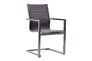 Der Sessel Freischwinger Chelsea NL von Zeo Living besticht durch eine moderne Ästhetik in Grau mit einem schlanken Metallrahmen und minimalistischem Design sowie einer strapazierfähigen Olefinpolsterung.