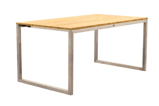 Der Zeo Living Gartentisch Ostsee verfügt über eine 160 x 90 cm große Teakholzoberfläche mit einem Edelstahlgestell und offenen rechteckigen Beinen.