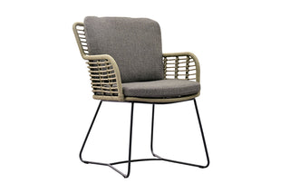 Der Zeo Living Dining Stuhl Pescara Alu/Rope Khaki ist ein moderner Stuhl mit schwarzen Metallbeinen, einer geflochtenen Rückenlehne und einem grauen Kissen, ideal für den Außenbereich.