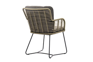 Der Zeo Living Dining Stuhl Pescara Alu/Rope Khaki im Rattangeflecht-Stil mit dunklen Kissen und Metallrohrgestell ist ideal für den Outdoorbereich, hier von hinten abgebildet.
