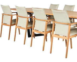 Acht beige Suns Dining-Stuhl Florine Teakholz Natural Hocker von Best umgeben einen hölzernen Esstisch, von der Seite betrachtet.