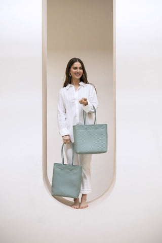 Handed By Shopper Solo
