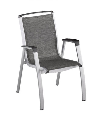 Der Kettler Stapelsessel Forma II in Silber/Graphit ist ein grauer Netz-Outdoor-Stuhl mit schwarzen Armlehnen und einem silbernen Metallrahmen, der auf Langlebigkeit und Stil ausgelegt ist.