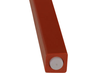Nahaufnahme eines Siena Garden Stapelsessel Lane Brick Red, rechteckige Form mit weißer, runder Endkappe, hergestellt aus recycelbarem Polypropylen.