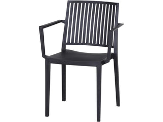 Der Siena Garden Stapelsessel Lane Anthrazit aus recyceltem Polypropylen verfügt über eine schwarze Lattenrückenlehne und Armlehnen. Ideal für jeden Außenbereich, abgebildet vor einem weißen Hintergrund.