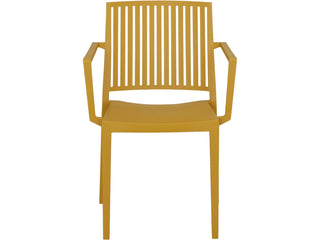 Der Stapelsessel Lane Mustard von Siena Garden besticht durch einen leuchtenden Gelbton und ist aus recycelbarem Polypropylen gefertigt. Er verfügt über vertikale Latten an der Rückenlehne und den Armlehnen und verbindet so Stil mit Nachhaltigkeit.