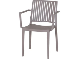 Der Siena Garden Stapelsessel Lane Taupe ist ein grauer Kunststoffstuhl mit Lattenrückenlehne und Armlehnen, hergestellt aus recycelbarem Polypropylen.