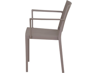 Seitenansicht des Siena Garden Stapelsessel Lane Taupe, ein moderner, minimalistischer Stuhl mit Armlehnen und Lattenrückenlehne, gefertigt aus recycelbarem Polypropylen.