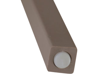 Eine Nahaufnahme des Beins des Siena Garden Stapelsessel Lane Taupe mit einem weißen, runden Fußpolster, das das schlanke Design von Siena Garden widerspiegelt.