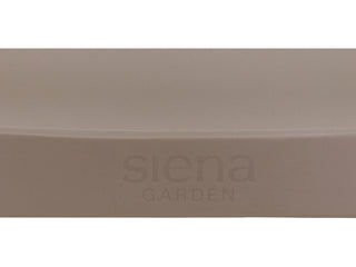 Nahaufnahme einer taupefarbenen Oberfläche mit dem geprägten Text „Siena Garden“ aus recycelbarem Polypropylen.
