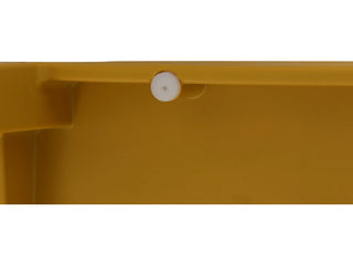 Nahaufnahme eines Siena Garden Stapelsessel Lane Mustard, einem gelben Kunststoffstuhl von Siena Garden aus recycelbarem Polypropylen mit einer weißen Niete an der Seite.