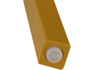 Der aus recycelbarem Polypropylen gefertigte Stapelsessel Lane Mustard von Siena Garden verfügt über ein gelbes, rechteckiges Design, das Nachhaltigkeit mit Stil verbindet.