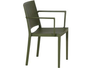 Der Siena Garden Stapelsessel Lane Olive ist ein grüner Kunststoffstuhl mit Armlehnen und Lattenrückenlehne, der aus recycelbarem Polypropylen gefertigt ist und von der Seite vor einem weißen Hintergrund gezeigt wird.