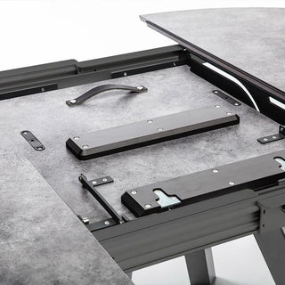 Nahaufnahme des Kettler Ausziehtisch 120/170x120cm Alu/HPL. Die ausziehbare HPL-Tischplatte mit sichtbarem Schiebemechanismus und pulverbeschichtetem Aluminiumrahmen sorgt für einen schlanken, modernen Look.