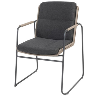 Der 4Seasons Stapelstuhl Parma Taupe, komplett mit zwei wetterfesten Kissen, verfügt über eine moderne, grau gepolsterte Sitzfläche und einen eleganten schwarzen Metallrahmen, aufgewertet durch hellbraune Armlehnen-Akzente – perfekt zur Ergänzung Ihrer Gartenmöbel-Kollektion.
