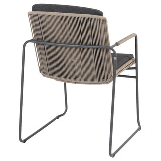 Der 4Seasons Stapelstuhl Parma Taupe mit Metallgestell, beige geflochtener Rückenlehne und dunkel gepolsterter Sitzfläche mit zwei mitgelieferten Kissen ist von hinten betrachtet perfekt für Gartenmöbel-Liebhaber.