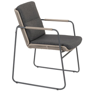 Der 4Seasons Stapelstuhl Parma Taupe mit Metallrahmen und seilumwickelten Armlehnen sowie grauen, wetterfesten Kissen ist eine elegante Ergänzung für jede Gartenmöbel-Kollektion.