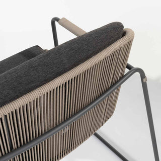 Der 4Seasons Stapelstuhl Parma Taupe, komplett mit zwei Kissen, verfügt über eine seilgeflochtene Rückenlehne und einen schlanken Metallrahmen und ist damit eine ideale Ergänzung Ihrer Gartenmöbel-Kollektion.