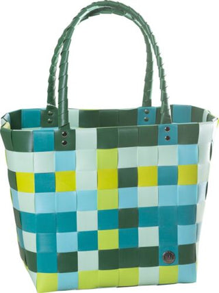 Der Witzgall Shopper 5009-14 grün-mix ist eine farbenfrohe gewebte Tragetasche von Witzgall mit grünen, blauen und gelben Quadraten und zwei Schlaufengriffen aus handgewebten Kunststoffbändern, perfekt für den stilvollen Einkauf.